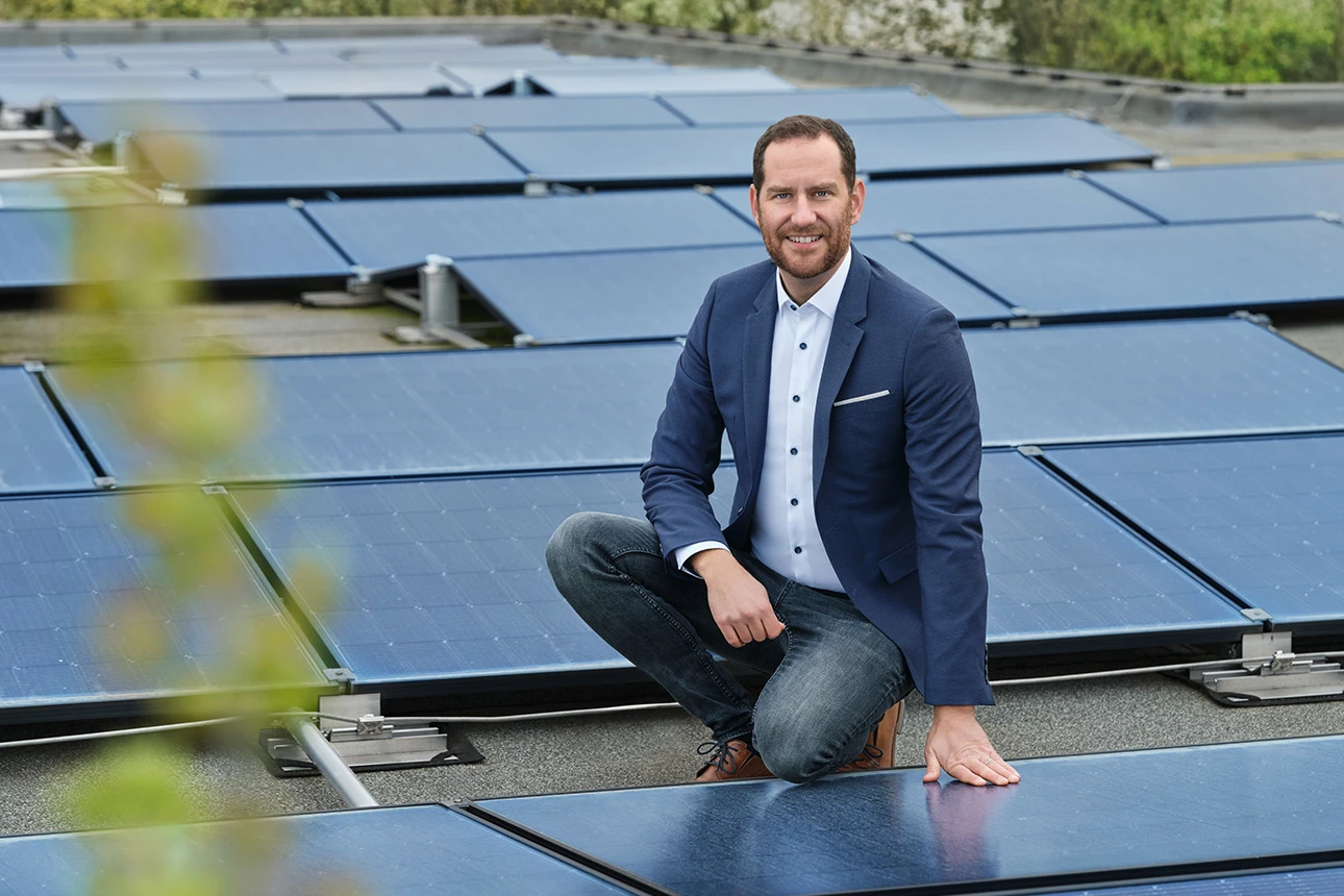Kunde auf einem Dach mit PV-Anlage