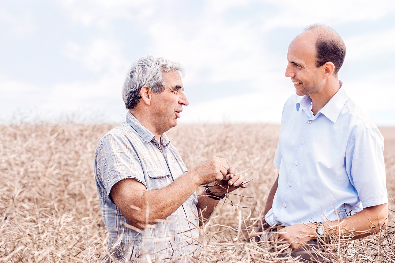 DKB-Kunde Dr. Möller mit DKB-Landwirtschaftsexperten