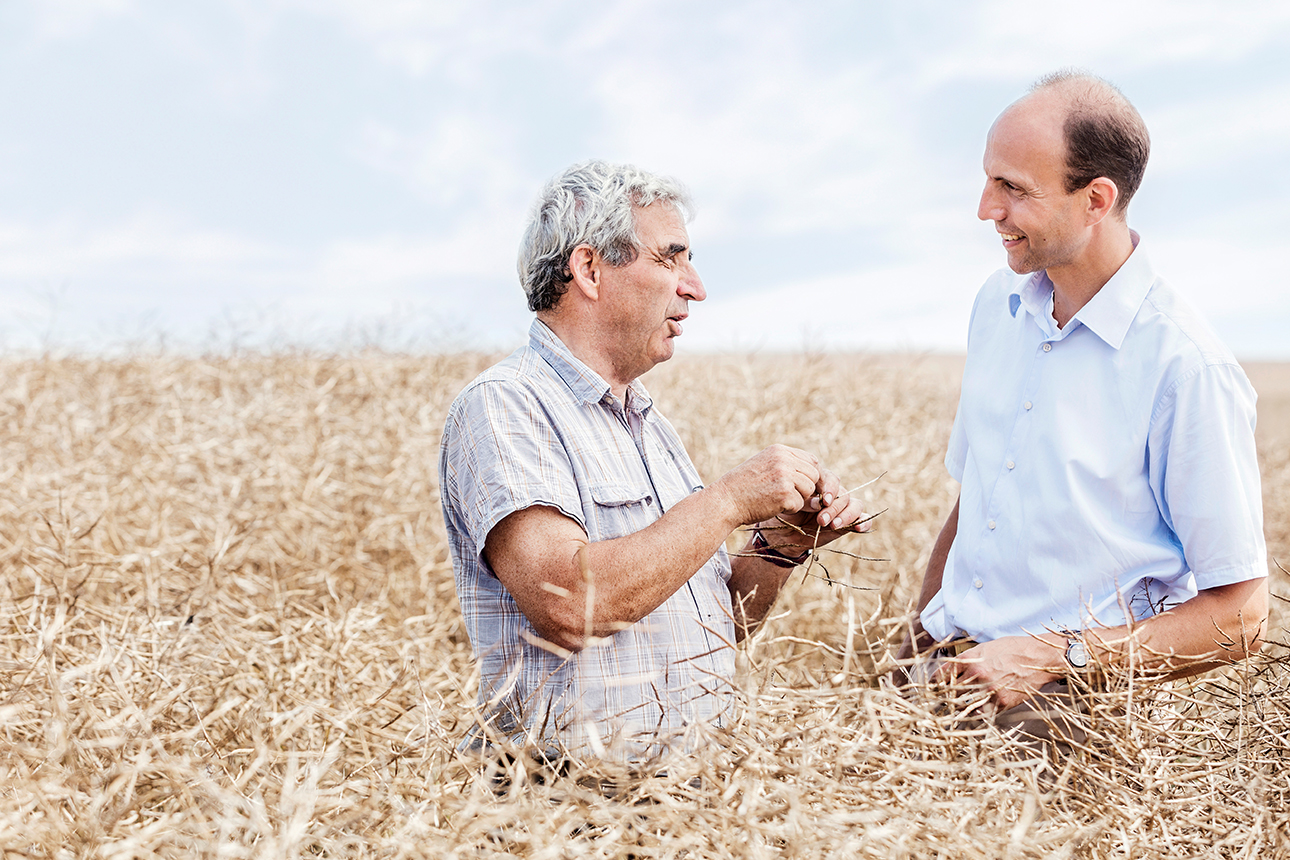 DKB-Kunde Dr. Möller mit DKB-Landwirtschaftsexperten