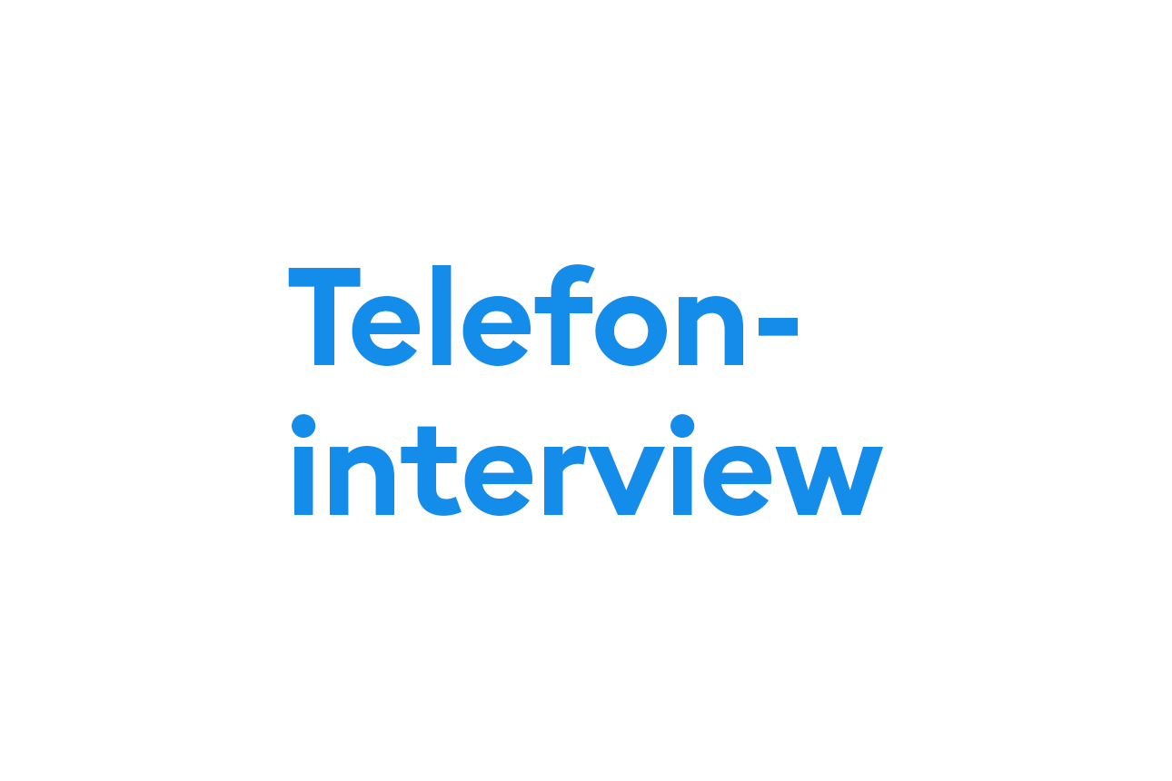 Blaue Schrift „Telefoninterview“ auf weißen Hintergrund