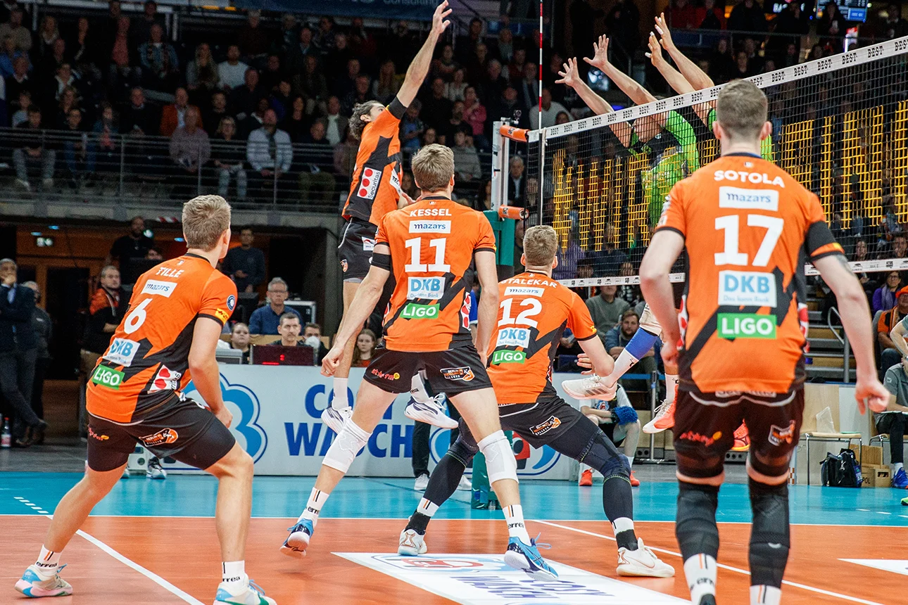 Volleyball-Spieler mit DKB-Trikot