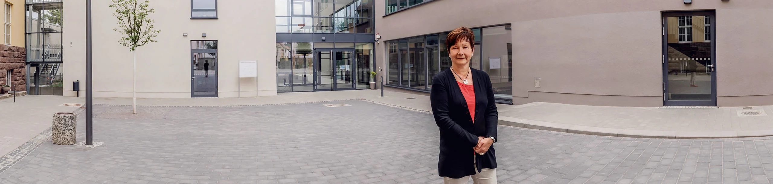 Cornelia Hermann, DKB, vor der Gemeinschaftsschule Bürgel