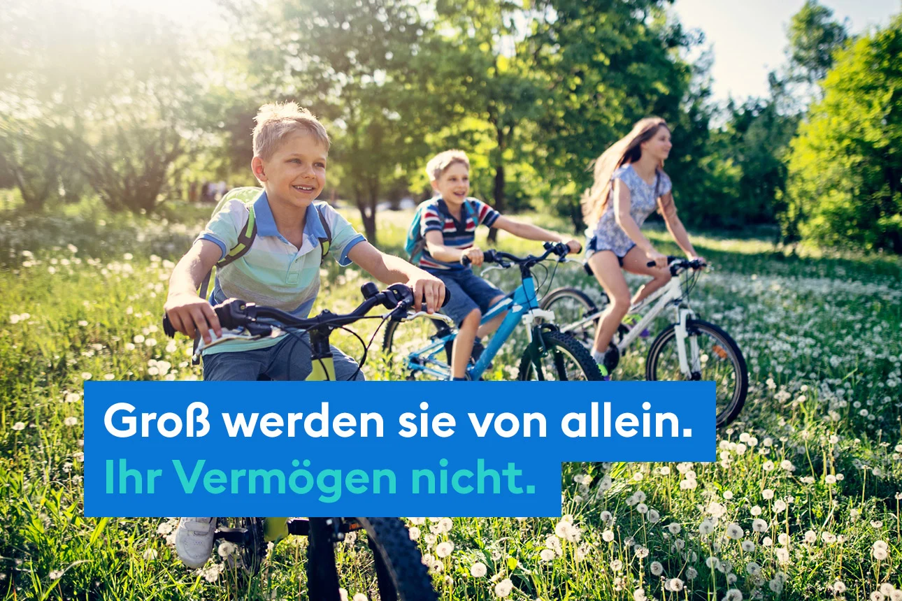 3 Kinder auf Fahrrädern mit guter Laune