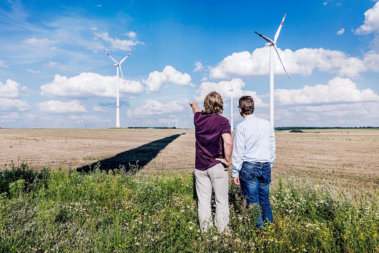 Jörg-Uwe Fischer, DKB, & Jan Teut blicken auf Windpark