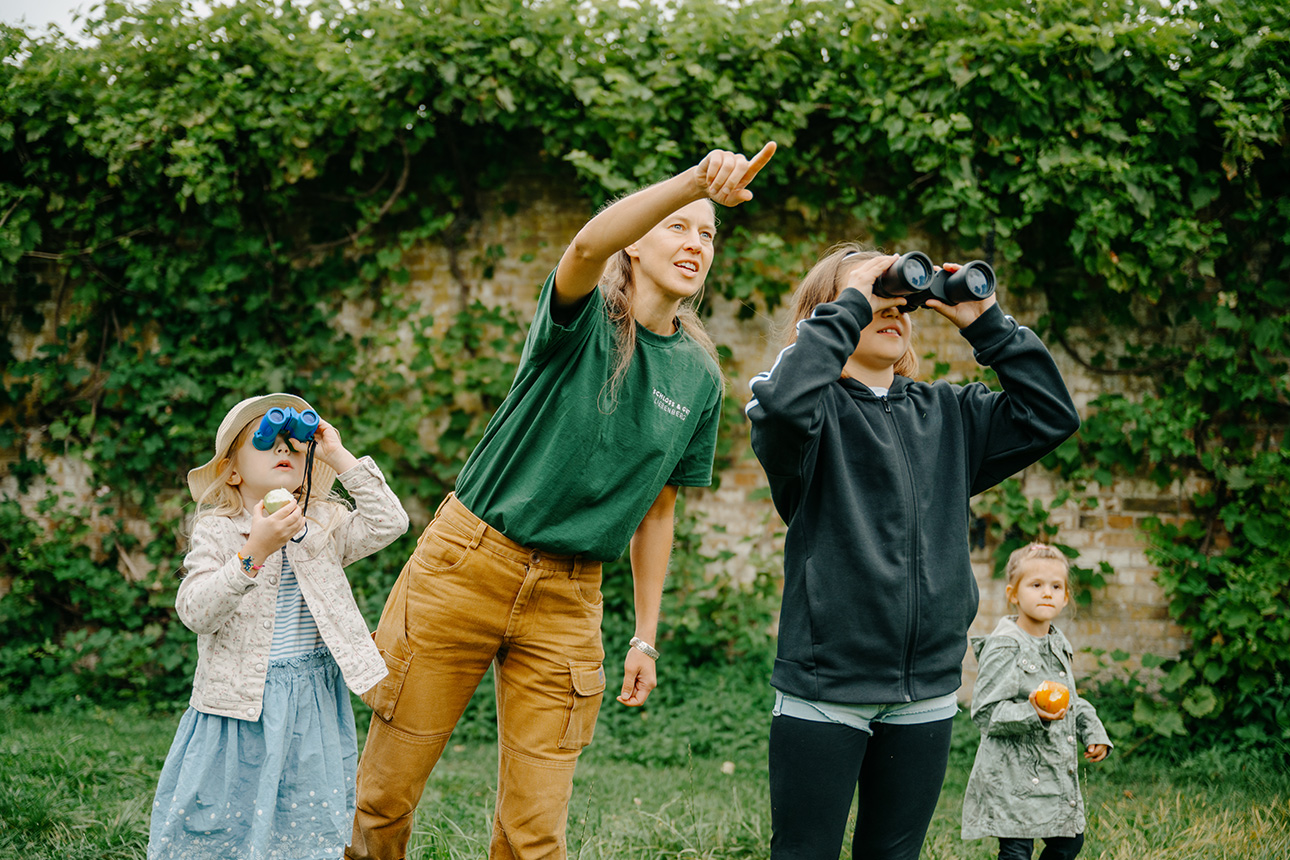 Kinder mit Fernglas