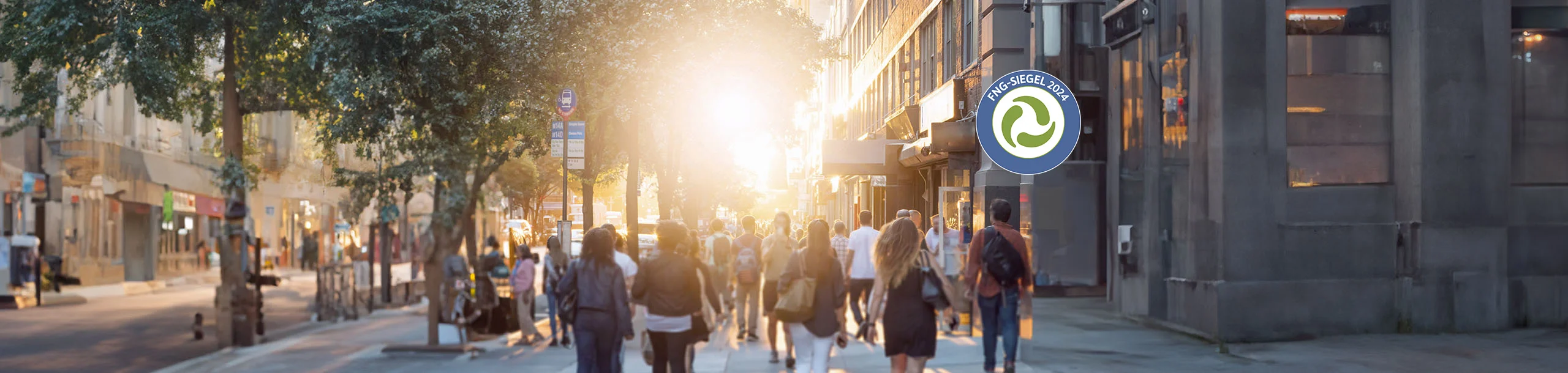 Eine sonnige und belebte Einkaufsstraße mit vielen Menschen