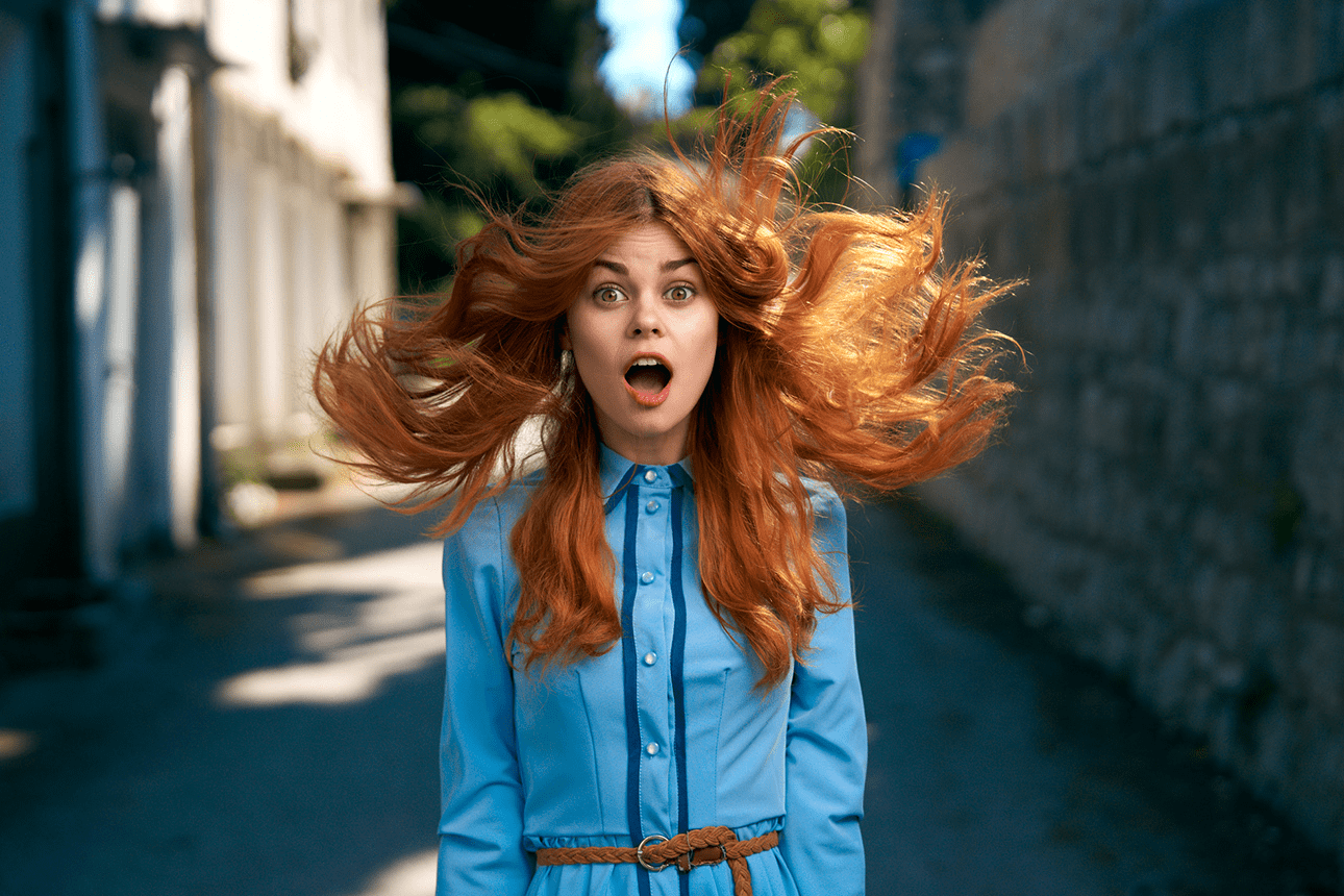 Frau mit wehenden Haaren