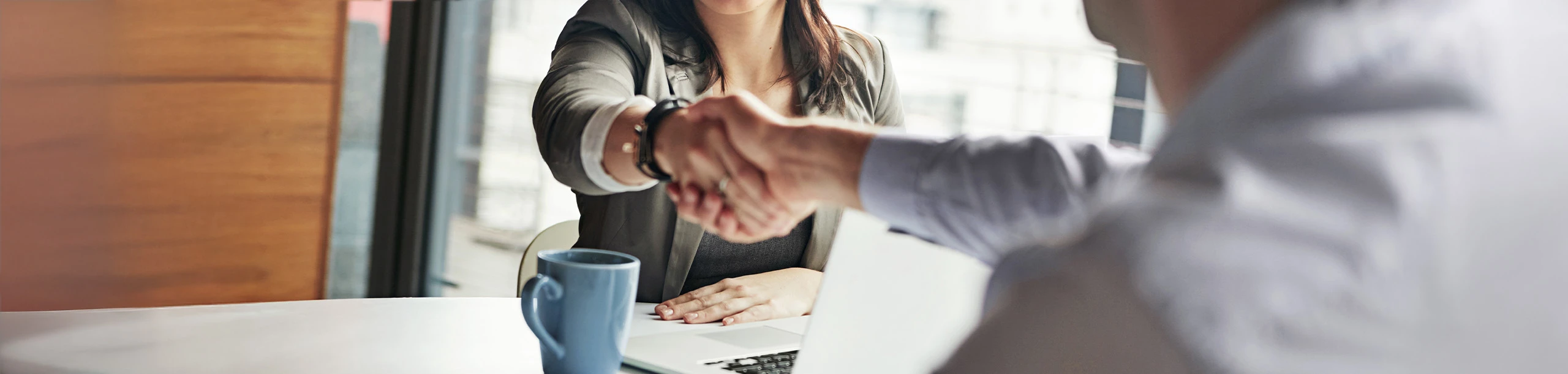 Ein Mann und eine Frau schütteln sich die Hand
