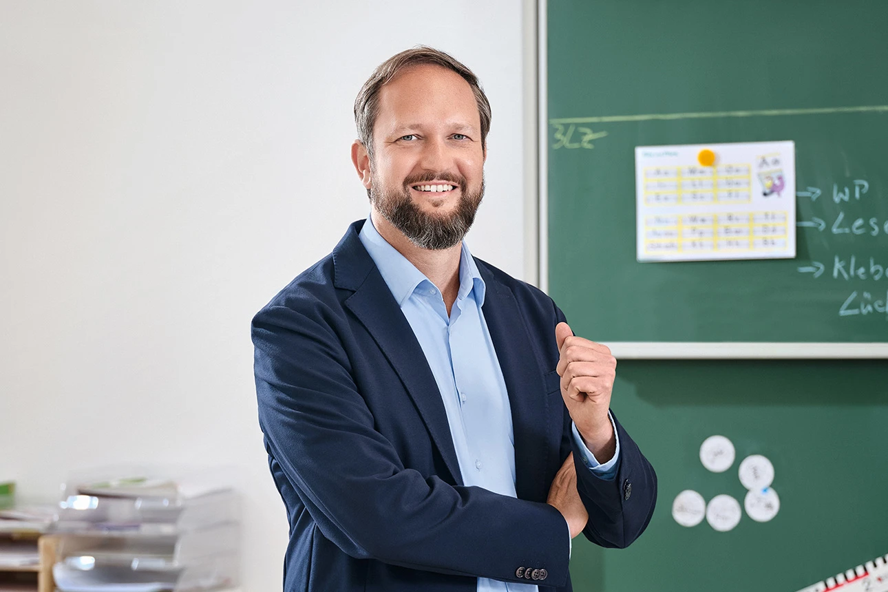 Steffen Siegert vor einer Tafel im Klassenzimmer