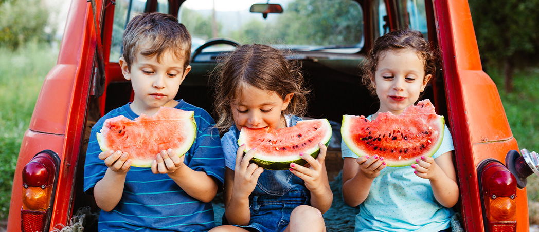 Kinder mit Melone