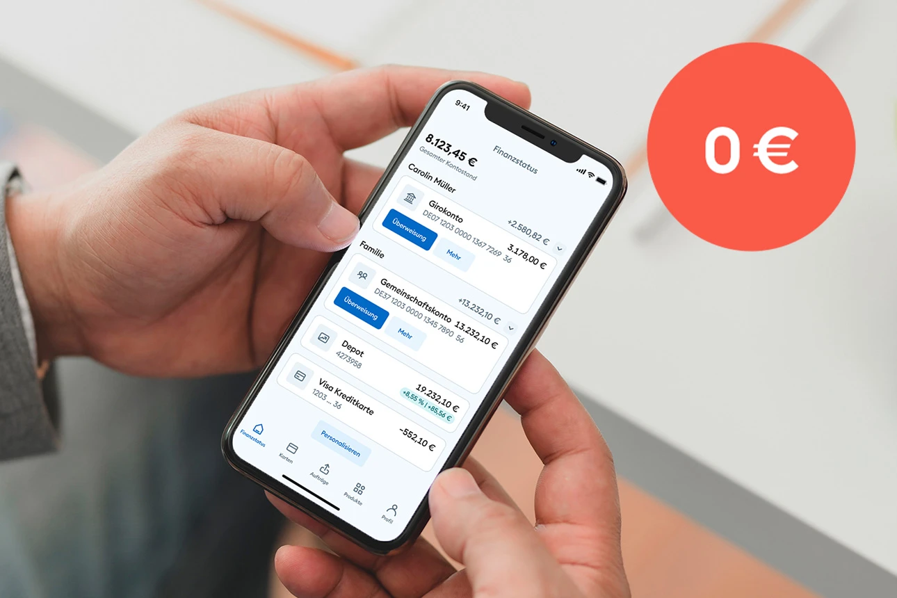 Eine Hand hält ein Handy mit geöffneter App