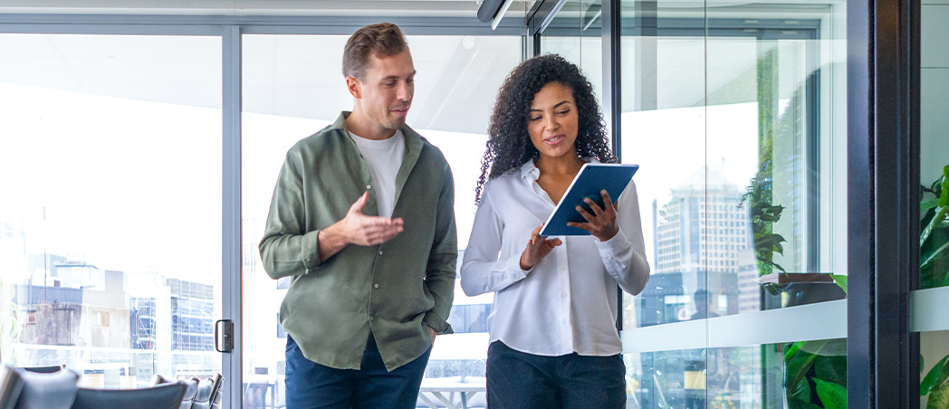 Mann und Frau schauen auf ein Tablet