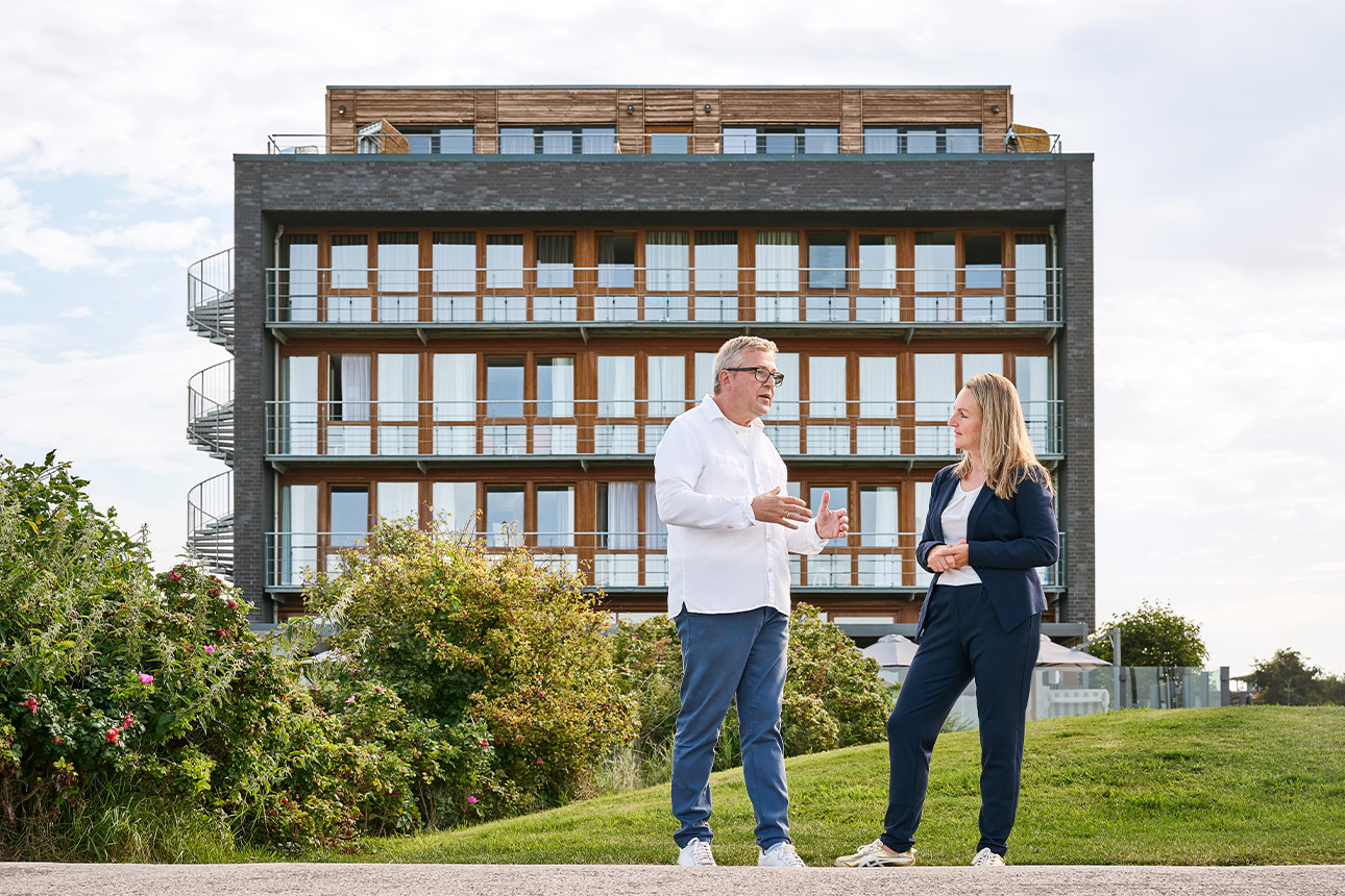 DKB-Kunde Karsten Werner und Kundenberaterin Janine Lock vor dem StrandGut Resort