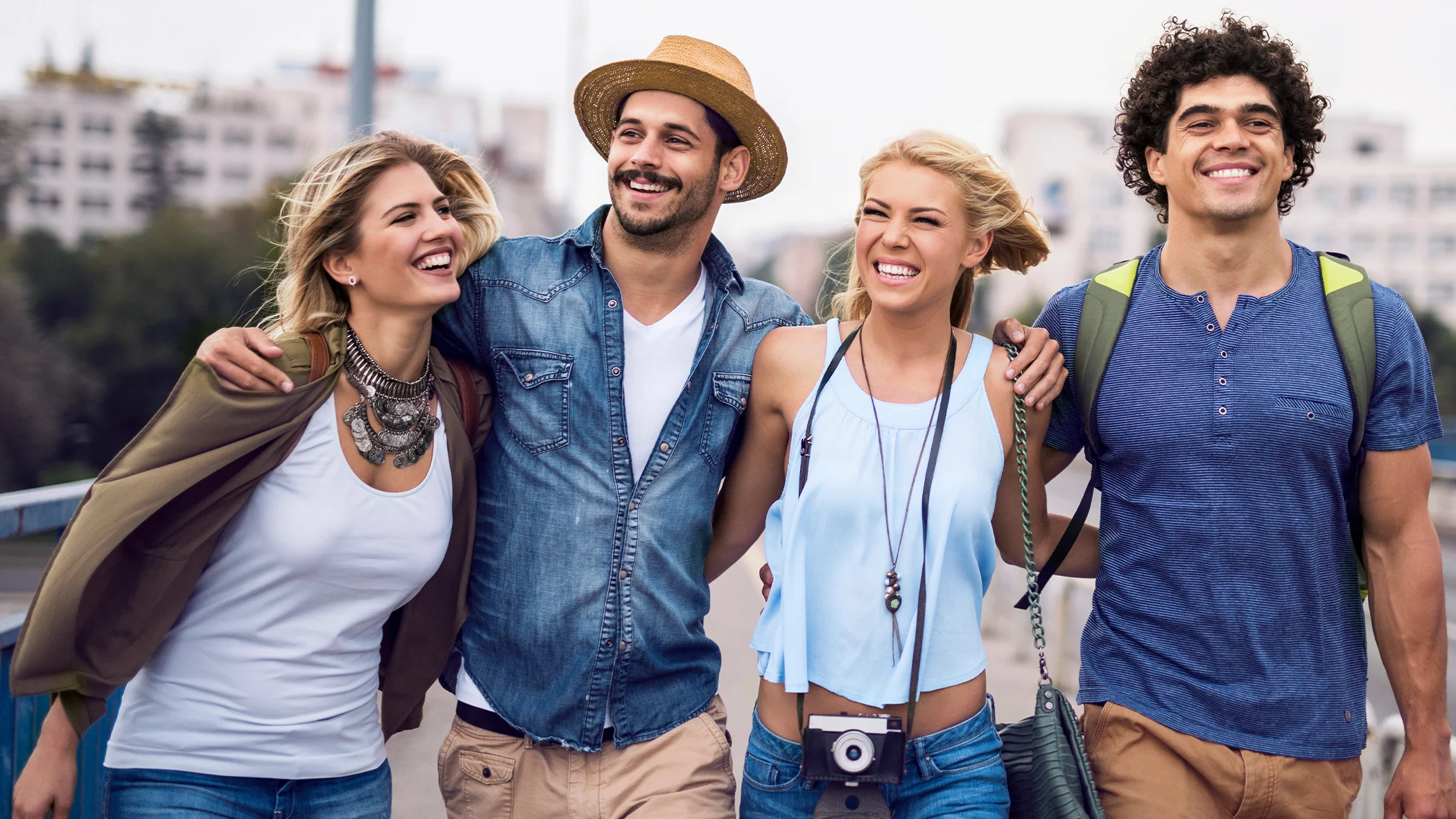 Eine Gruppe von vier internationalen Studierenden beim Spazieren.