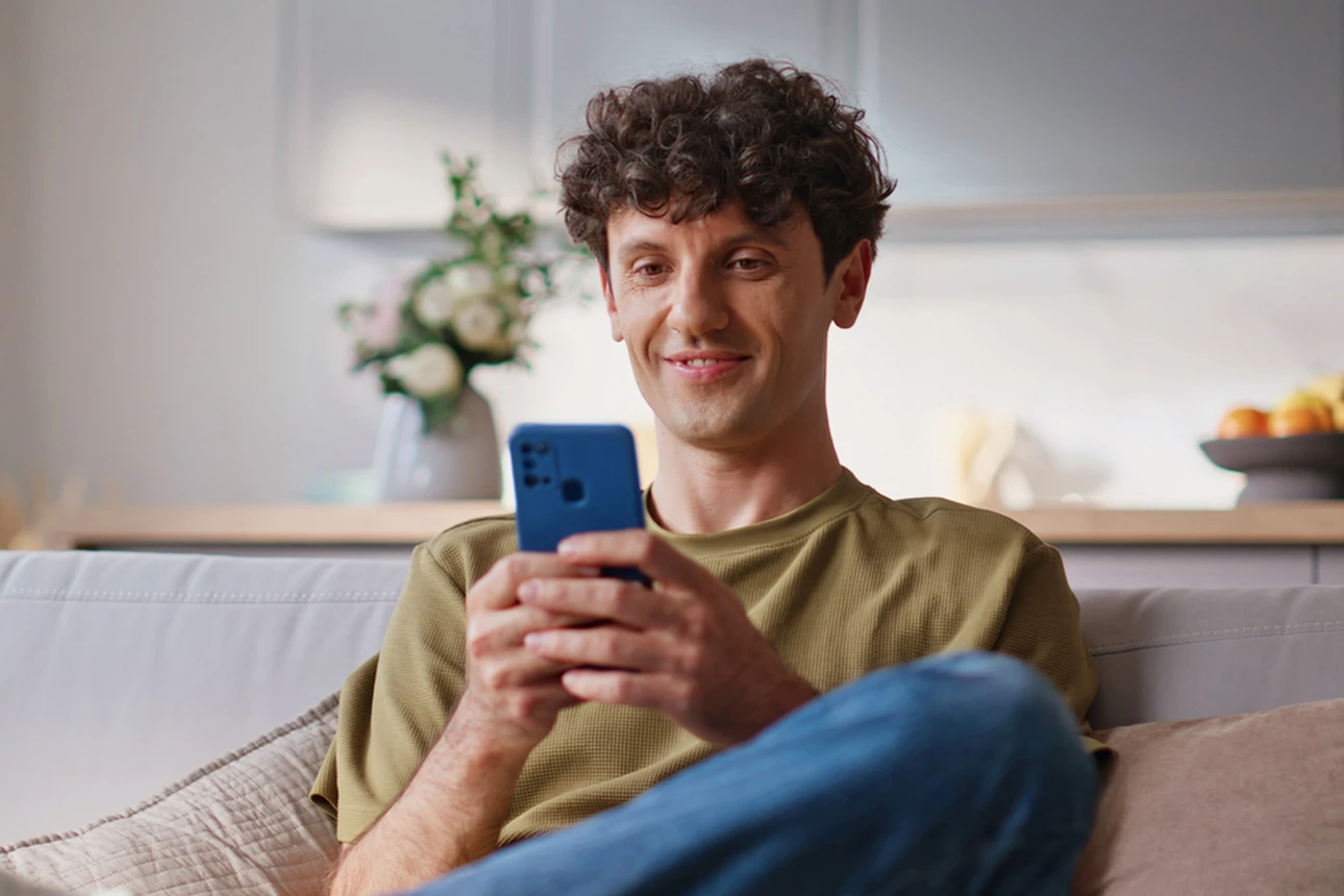 Ein Mann schaut auf sein Handy