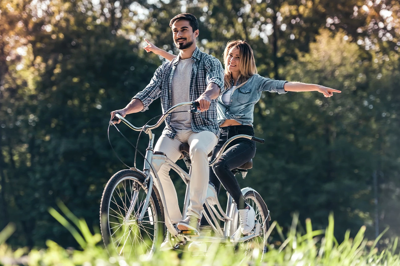 Ein Mann und eine Frau fahren gemeinsam auf einem Fahrrad