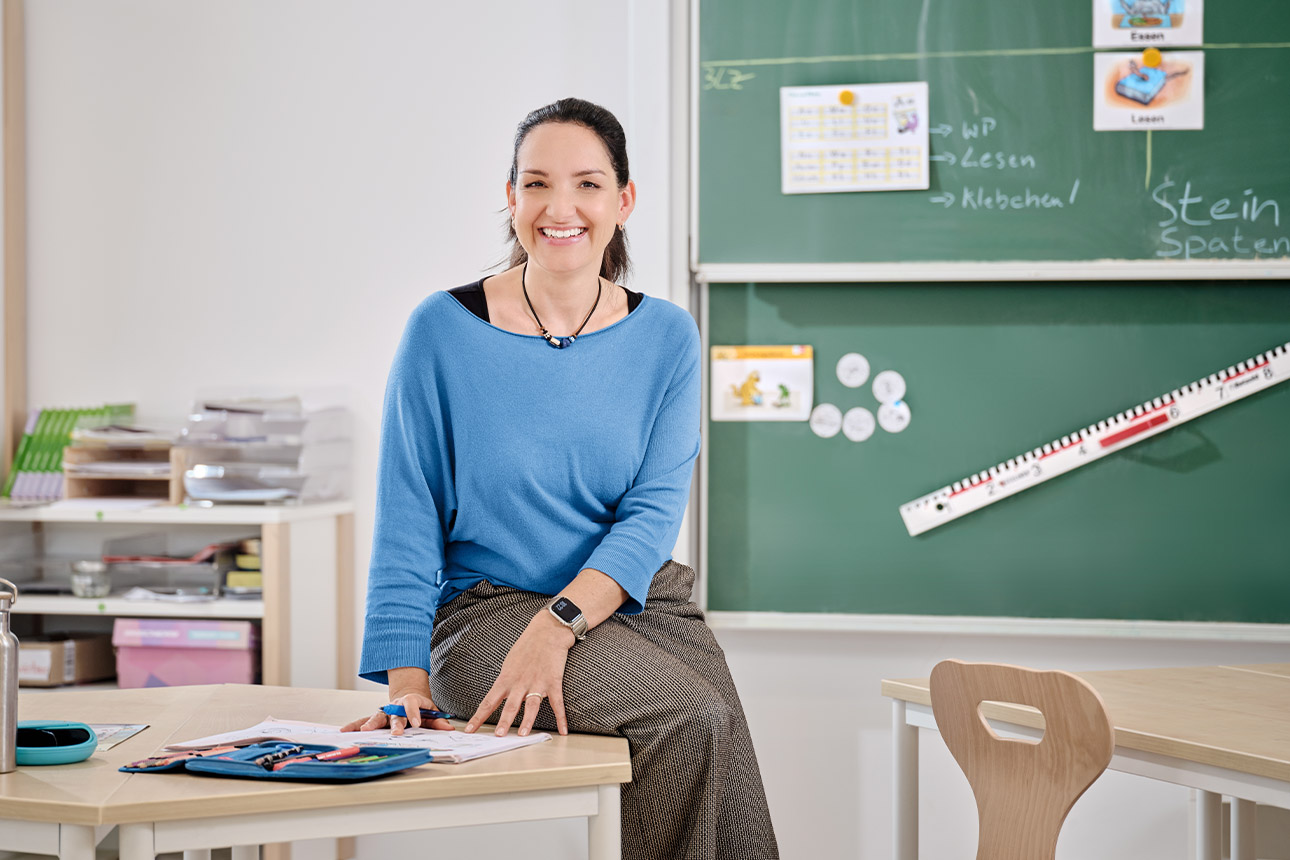 Bereichsleiterin Juliane Hajek im Klassenraum