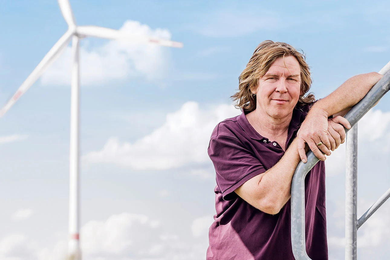 Jan Teut vor einer Windkraftanlage im Windpark Lindenberg