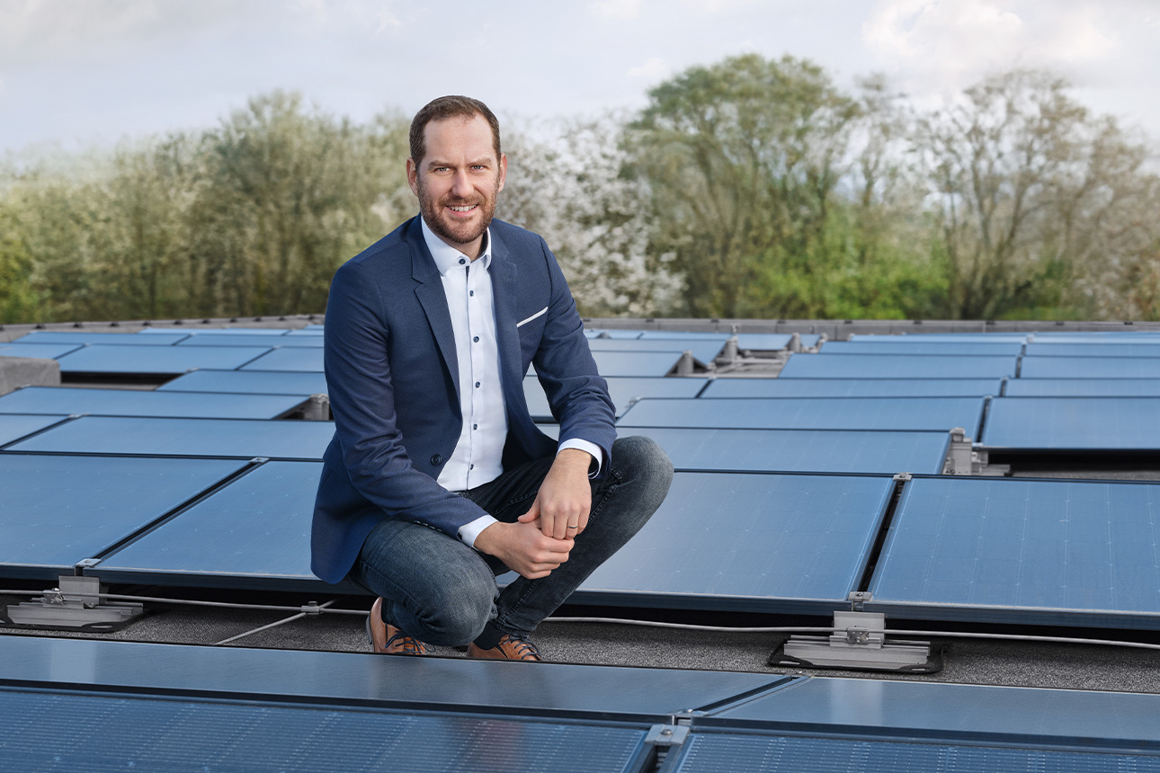 Kunde auf Dach einer Schule mit PV-Anlage