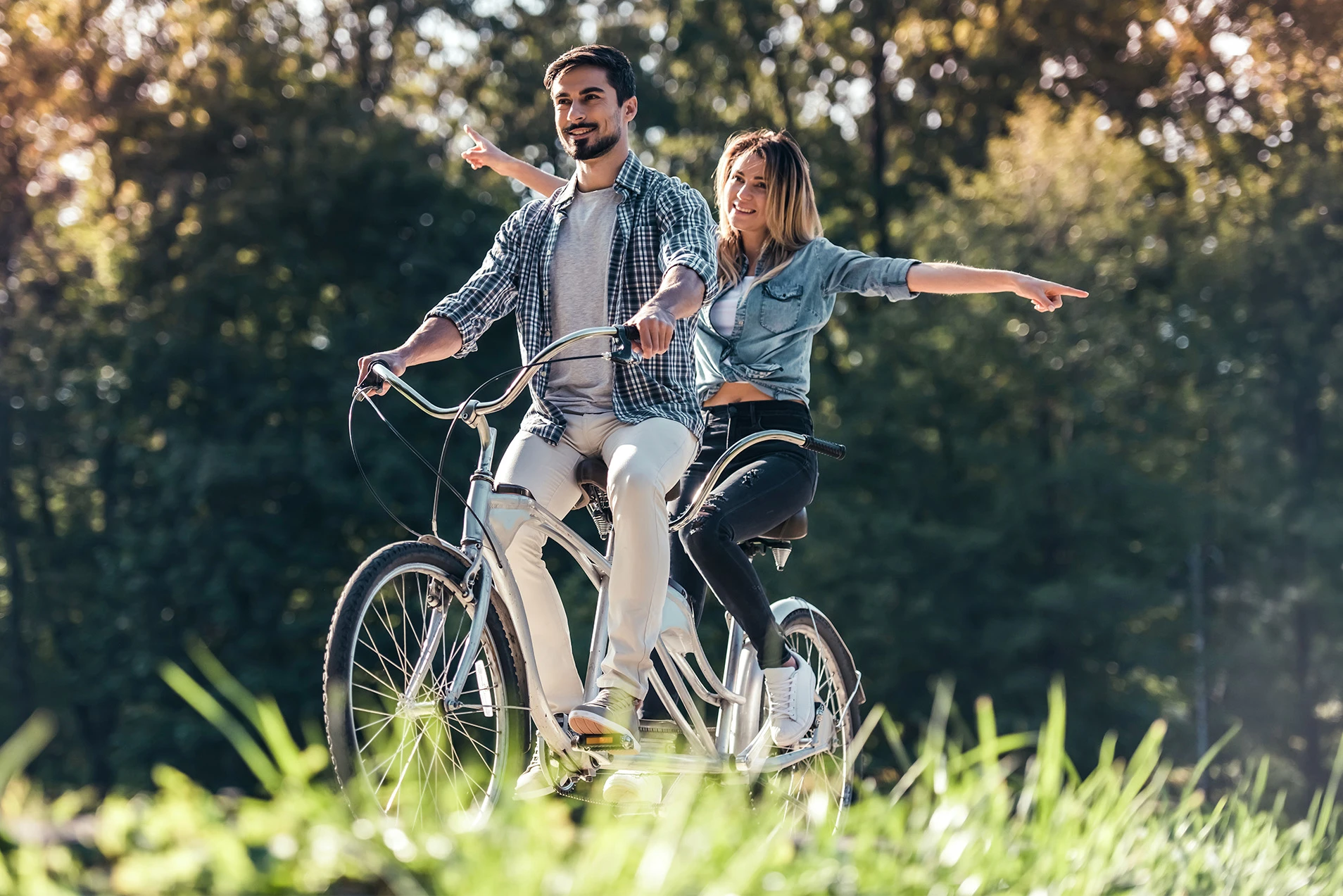Ein Mann und eine Frau fahren gemeinsam auf einem Fahrrad