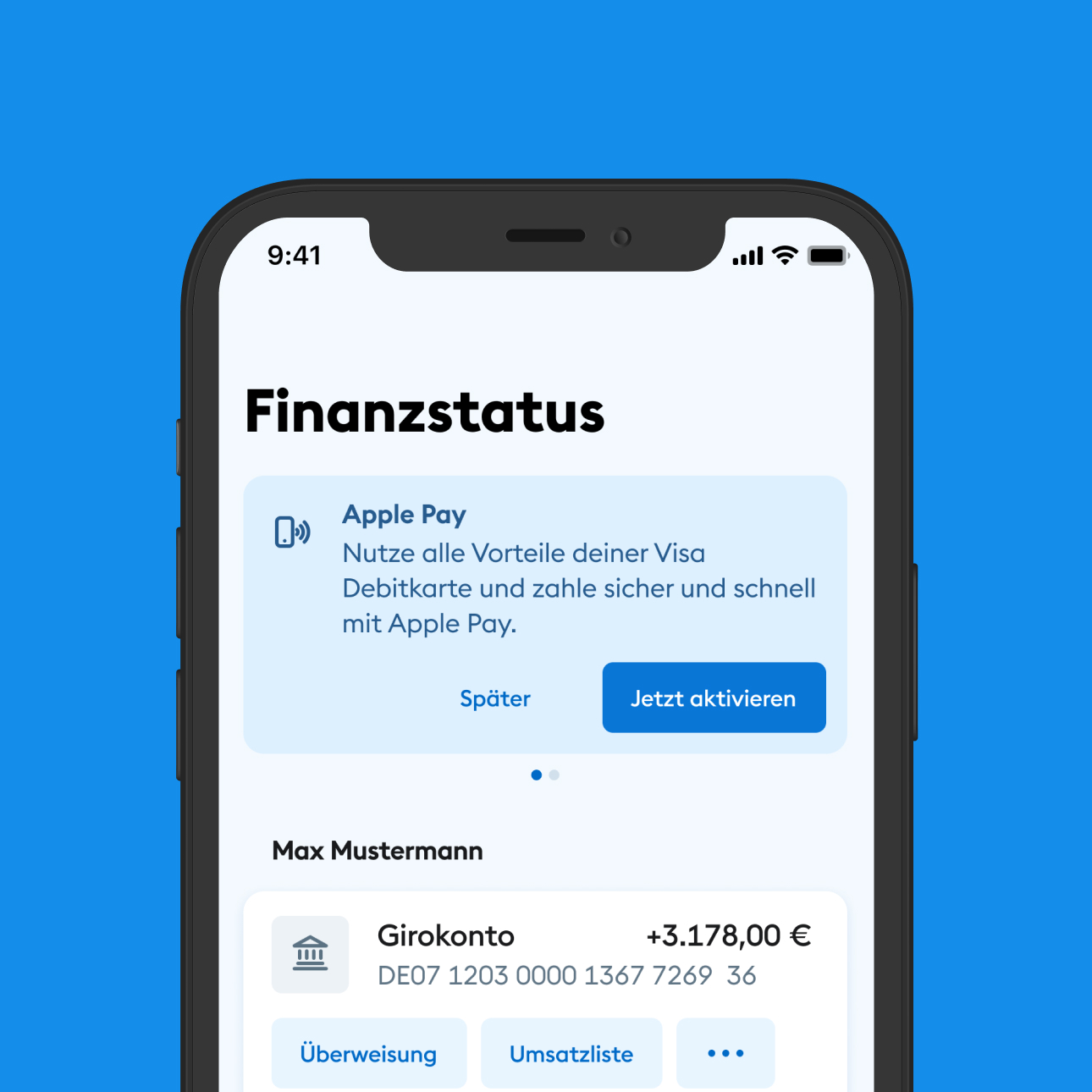 Smartphone zeigt Finanzstatus der DKB App mit Hinweis zur Aktivierung von Apple Pay für die VISA Debitkarte.