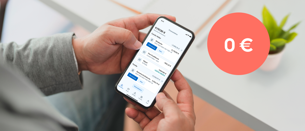 Eine Hand hält ein Handy mit geöffneter Clark-App