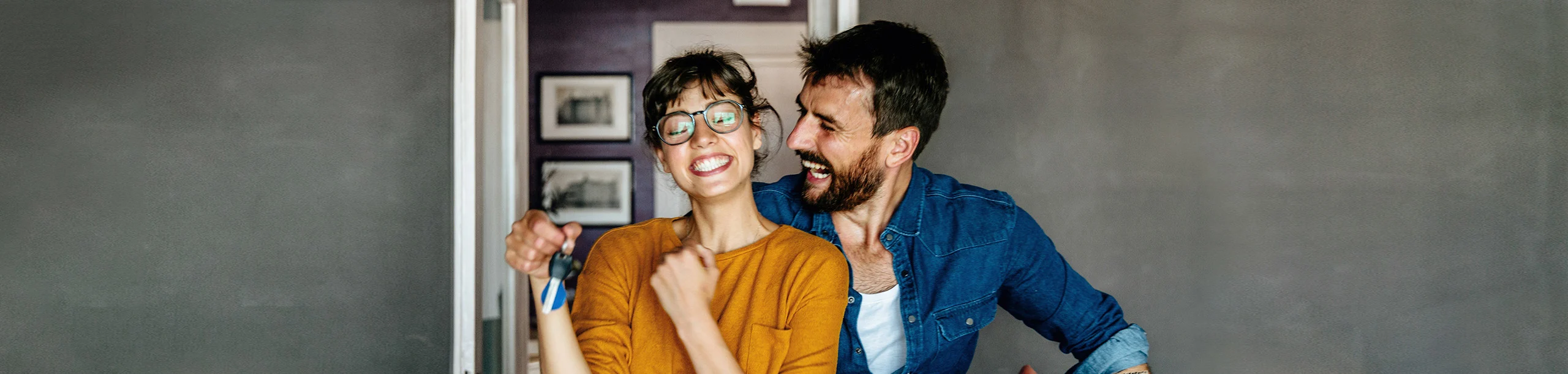 Frau und Mann freuen sich über eine neue Wohnung