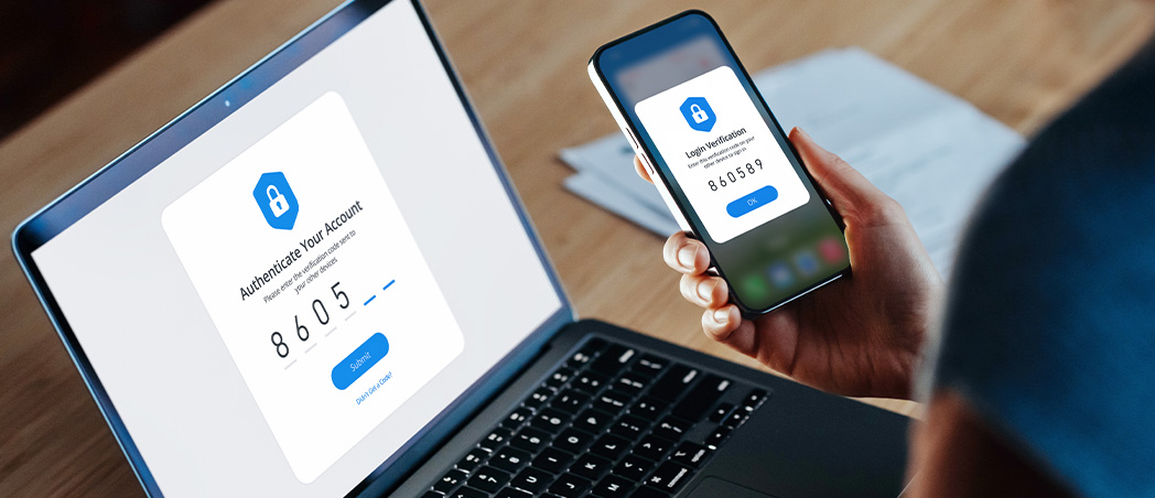 Eine Person hält ein Smartphone mit Sicherheitscode in der Hand