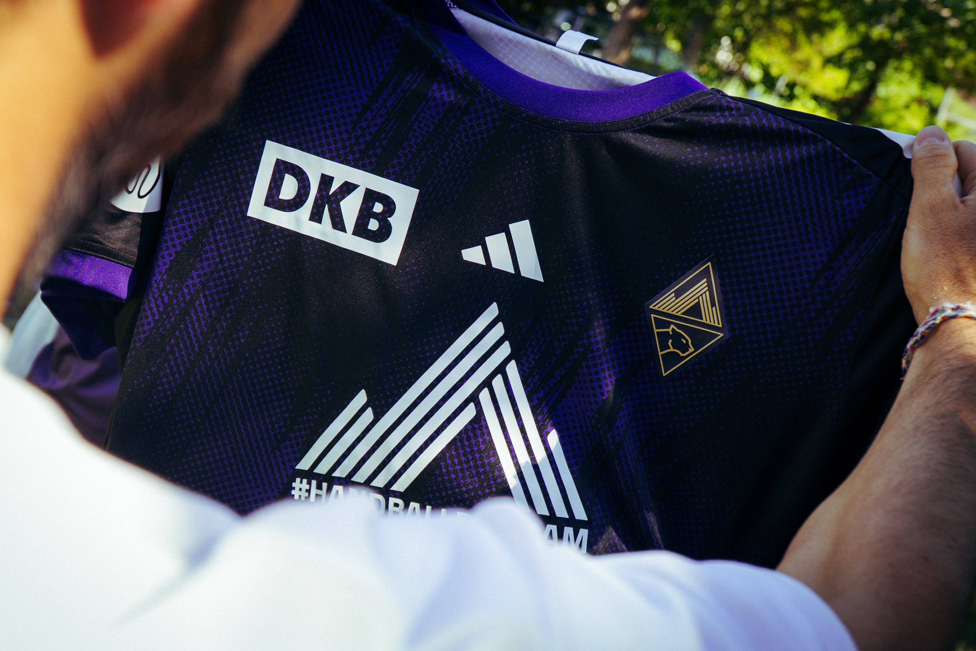 DKB-Logo auf einem violetten Sporttrikot