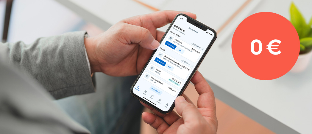 Eine Hand hält ein Handy mit geöffneter App