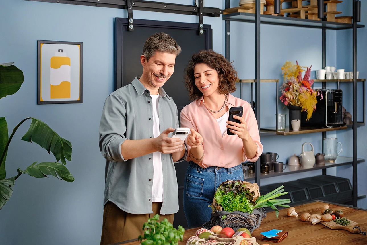 Ein Mann und eine Frau schauen auf ihre Spartohines