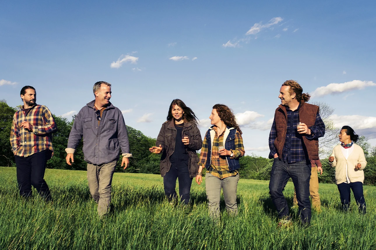 Personen laufen über ein Feld