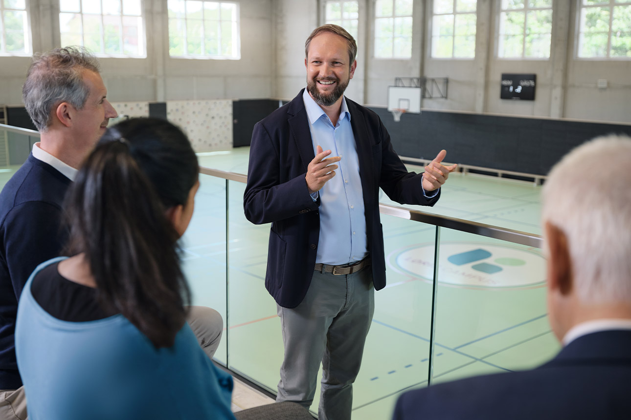 Projektleiter Steffen Siegert in der Mehrzweckhalle