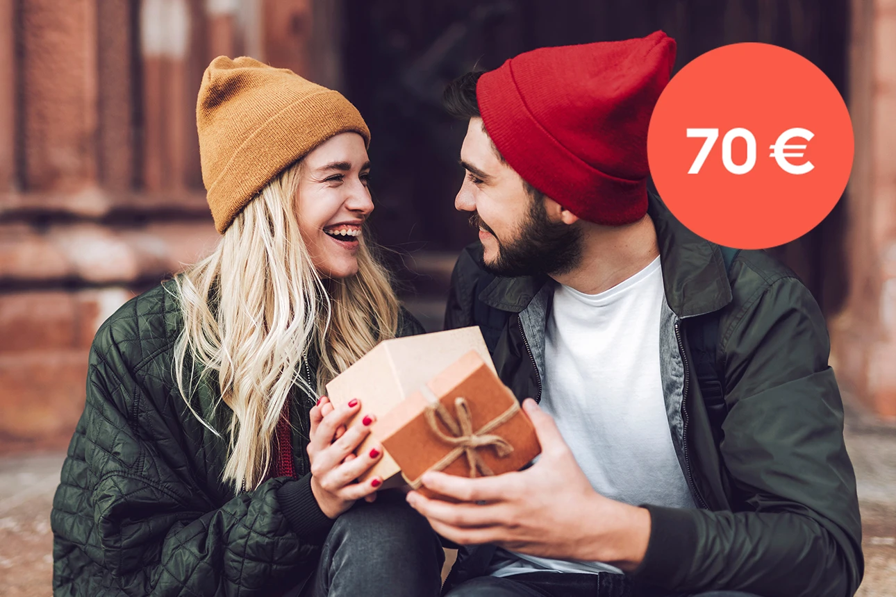 Ein Pärchen tauscht freudig Geschenke aus.