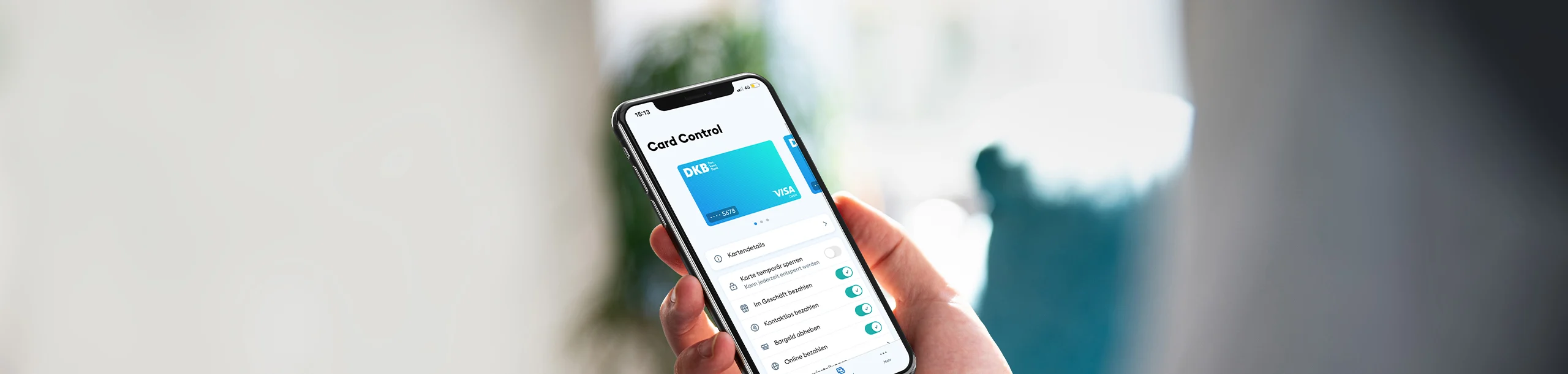 Hand hält Smartphone mit Card Control in DKB App