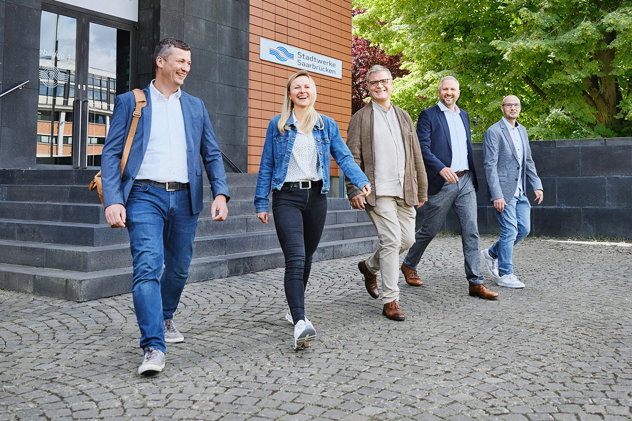 5 Personen kommen aus dem Gebäude der Stadtwerke Saarbrücken gelaufen