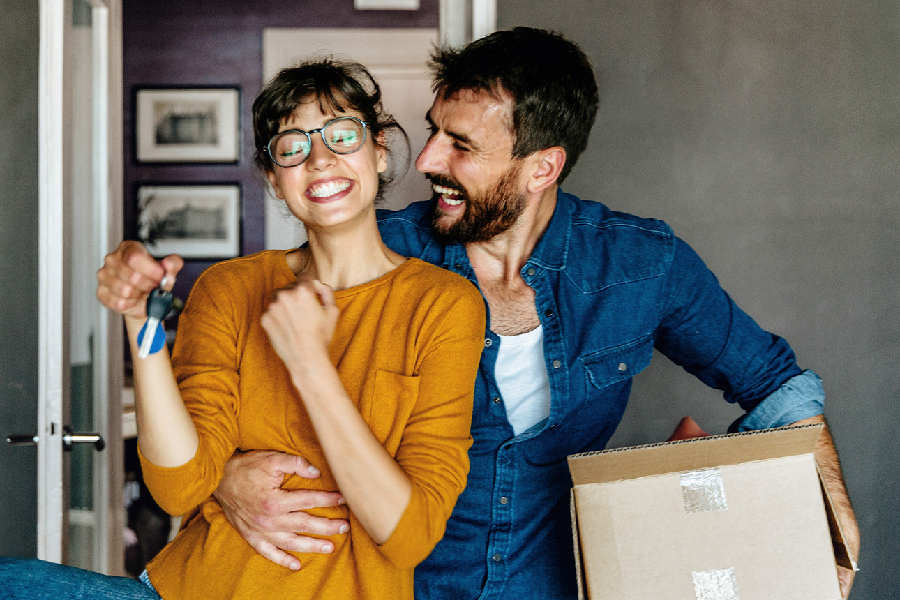 Frau und Mann freuen sich über eine neue Wohnung