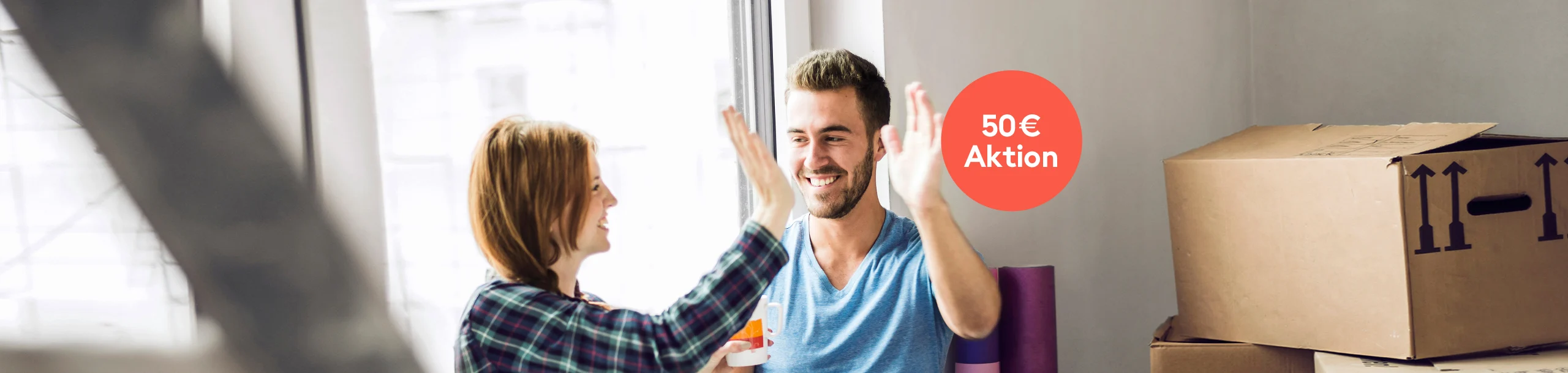 Zwei Menschen geben sich ein High Five