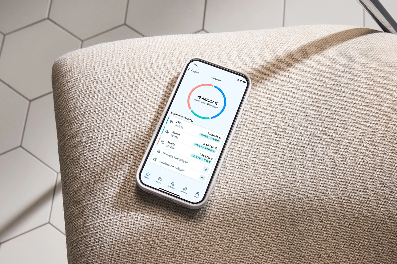 Ein Smartphone liegt auf einem beigen Polstersessel