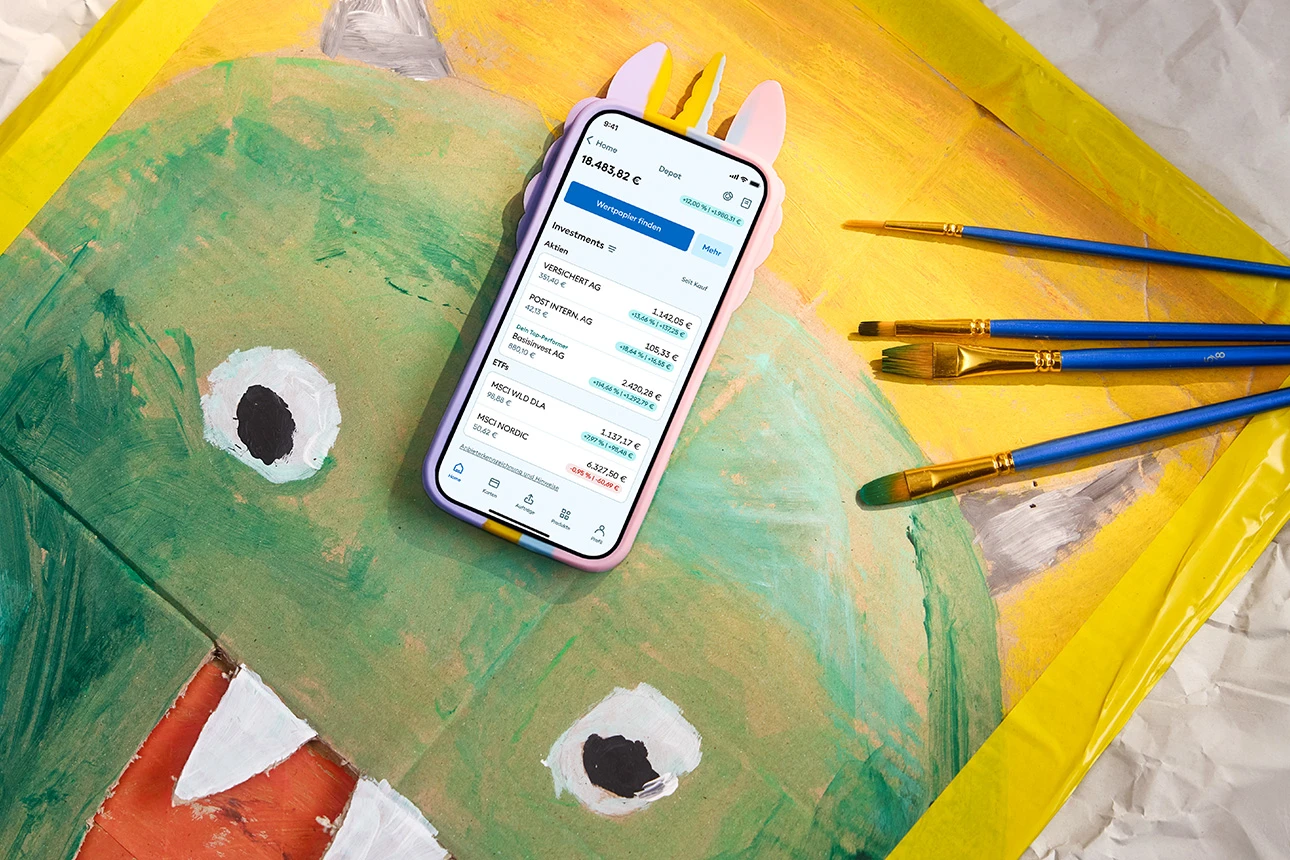 Ein Smartphone liegt auf einem gemalten Bild