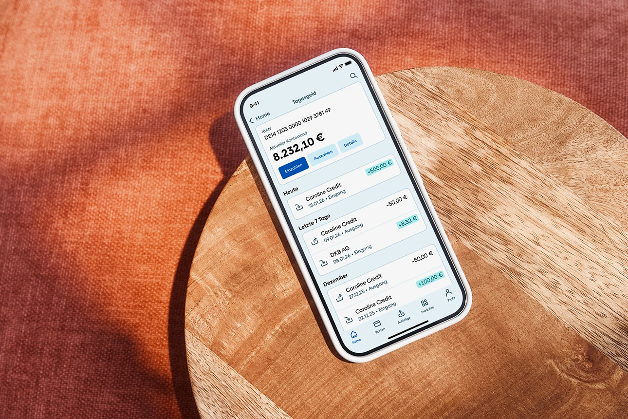 Ein Smartphone liegt auf einem Stuhl