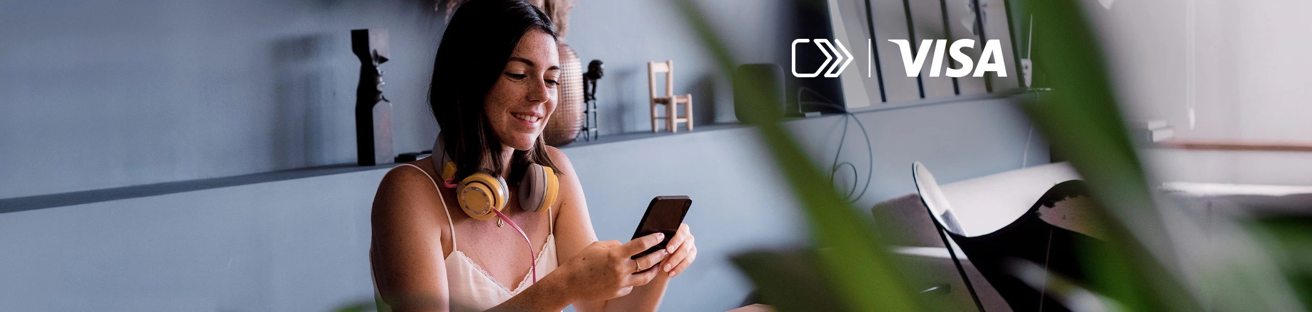 Eine lächelnde Frau schaut auf ihr Smartphone