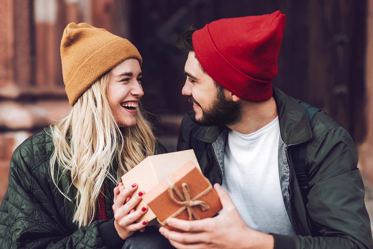 Eine Frau und ein Mann halten ein Geschenk