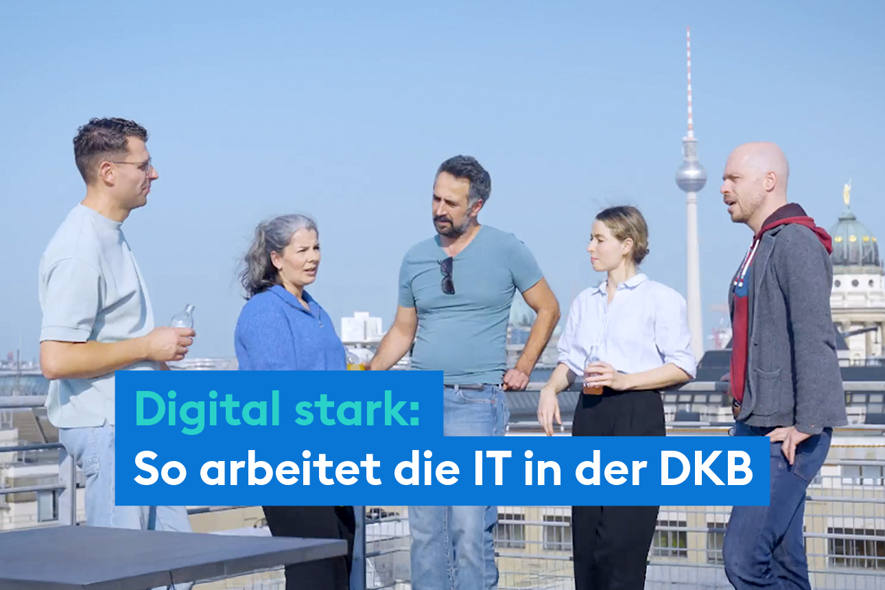 IT-Kolleg*innen der DKB tauschen sich auf der Dachterrasse aus