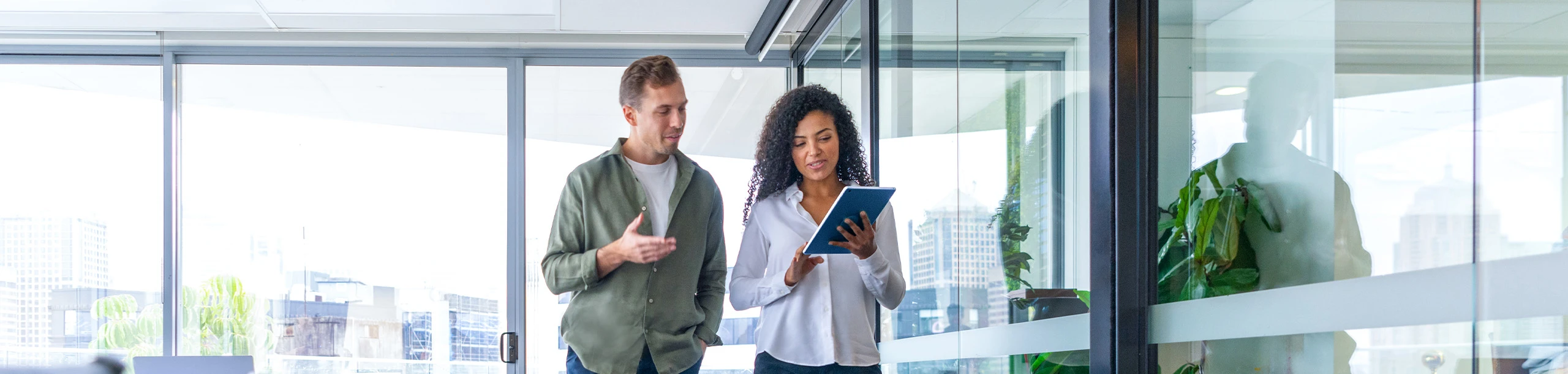 Mann und Frau schauen auf ein Tablet