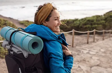 Eine Frau wandert beim Urlaub am Strand.