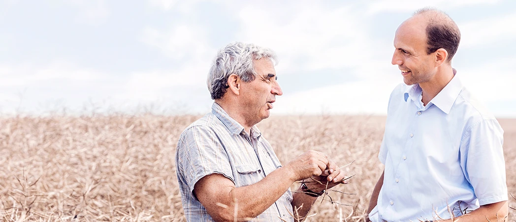 DKB-Kunde Dr. Möller mit DKB-Landwirtschaftsexperten