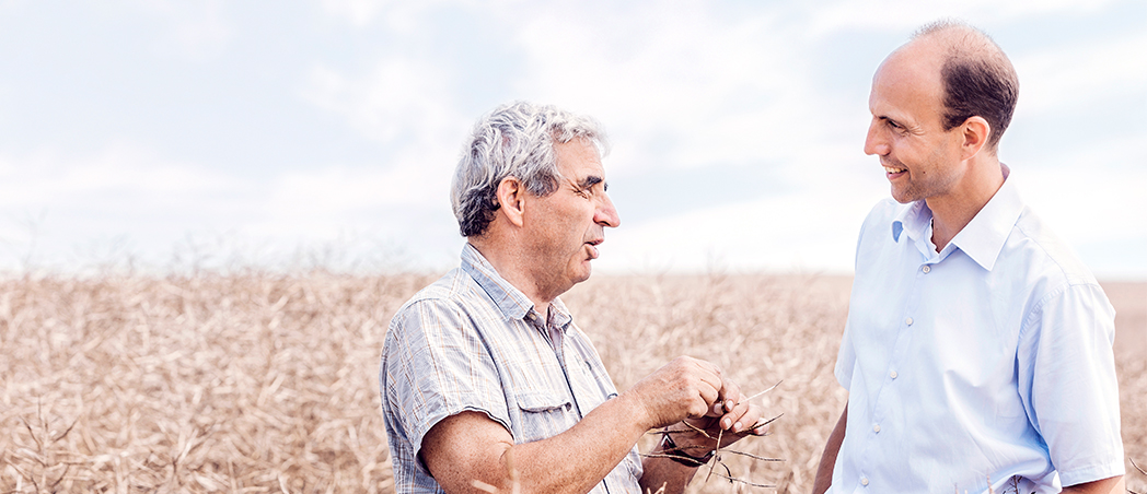 DKB-Kunde Dr. Möller mit DKB-Landwirtschaftsexperten