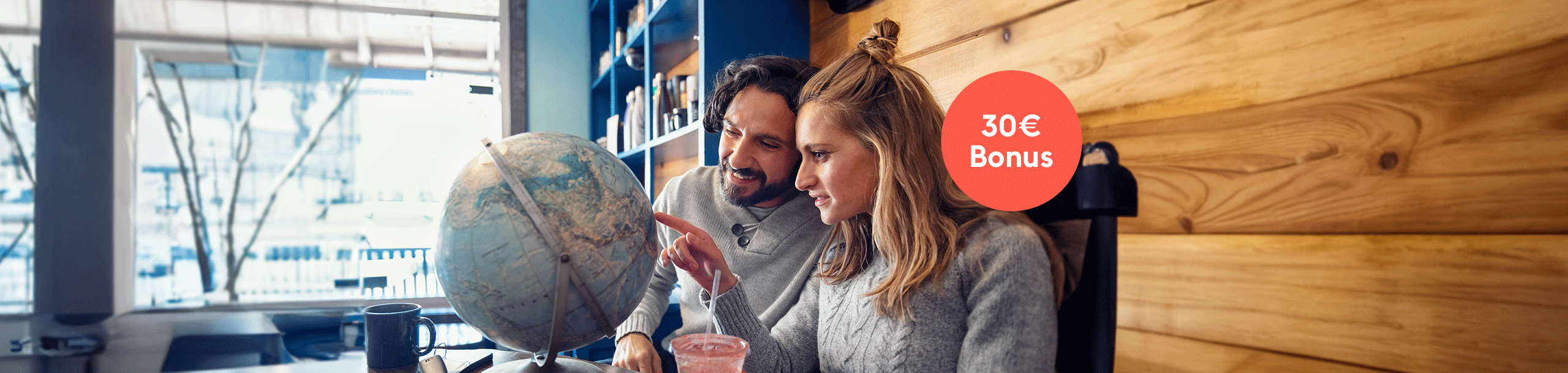 Eine Frau und ein Mann schauen einen Globus an