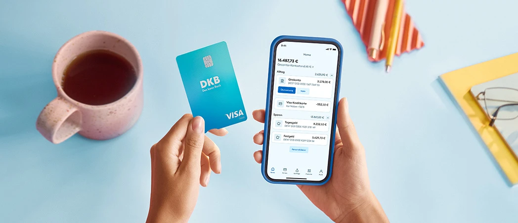 DKB Visa Debitkarte und Banking-App auf dem Smartphone